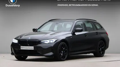 Zwart Gebruikt 2024 BMW 330e M Sport Stationwagen | € 49.950 (Eerlijke prijs)