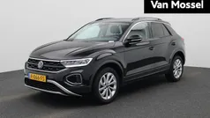 Zwart Gebruikt 2022 VW T-Roc Life SUV | € 22.700 (Eerlijke prijs)
