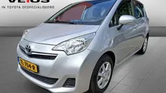 Grijs Gebruikt 2014 Toyota Verso-S MPV | € 10.950 (Eerlijke prijs)