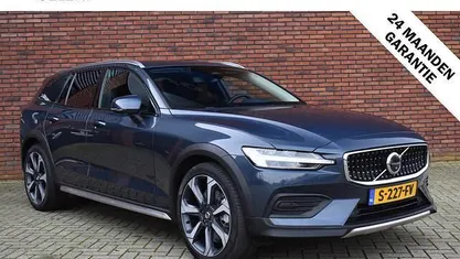 Blauw Gebruikt 2023 Volvo V60 CC Plus Stationwagen | € 44.900 (Eerlijke prijs)