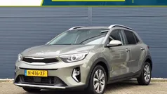 Groen metallic Gebruikt 2022 Kia Stonic SUV | € 18.796 (Eerlijke prijs)