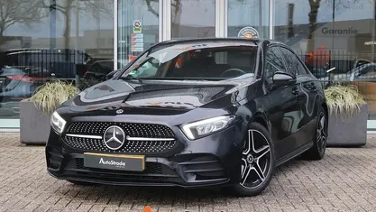 Zwart Occasion 2022 Mercedes A180 AMG line Sedan | € 27.700 (Eerlijke prijs)
