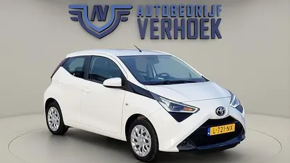 Wit Gebruikt 2021 Toyota Aygo X-play Hatchback | € 10.700 (Eerlijke prijs)