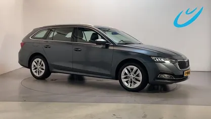 Grijs Gebruikt 2021 Skoda Octavia Business Line Stationwagen | € 20.400 (Eerlijke prijs)