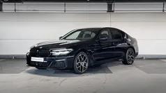 Zwart, metallic lak Gebruikt 2023 BMW 530e M Sport Sedan | € 47.900 (Eerlijke prijs)