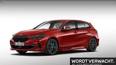 Melbourne rot metallic (rood metallic) Gebruikt 2021 BMW 118 Executive Hatchback | € 23.900 (Eerlijke prijs)