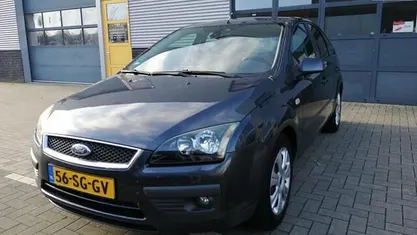 Grijs (metallic) Gebruikt 2006 Ford Focus Futura Hatchback | € 1.650 (Eerlijke prijs)