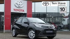 Zwart Gebruikt 2024 Toyota Aygo Play Hatchback | € 17.400 (Eerlijke prijs)