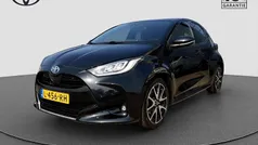 Zwart Gebruikt 2021 Toyota Yaris Hybrid Executive Hatchback | € 20.950 (Eerlijke prijs)