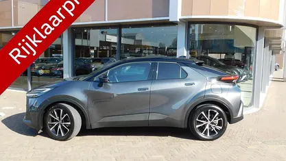 Grijs, metallic lak Occasion 2024 Toyota C-HR Edition SUV | € 32.900 (Eerlijke prijs)
