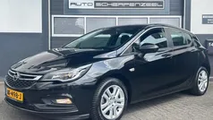 Zwart Gebruikt 2017 Opel Astra Business Hatchback | € 7.995 (Eerlijke prijs)