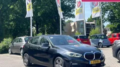 Zwart, metallic lak Gebruikt 2021 BMW 118 Comfort Edition Hatchback | € 19.845 (Super prijs)