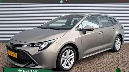 Groen metallic Gebruikt 2022 Toyota Corolla Active Stationwagen | € 21.995 (Goede deal)