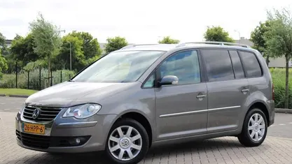 Grijs Gebruikt 2009 VW Touran Highline MPV | € 3.450 (Eerlijke prijs)