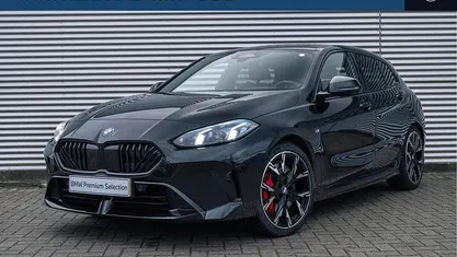 Zwart (metallic) Occasion 2025 BMW 120 Executive Hatchback | € 38.950 (Eerlijke prijs)