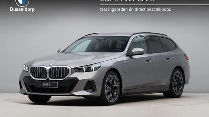 Grijs, metallic lak Occasion 2025 BMW 530e M Sport Stationwagen | € 58.450 (Super prijs)
