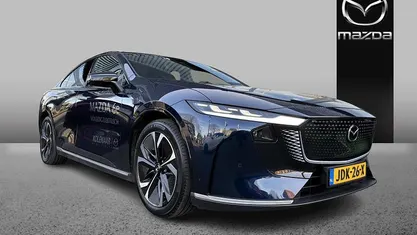 Deep crystal blue Occasion 2025 Mazda 6e Takumi-Line Hatchback | € 39.895 (Eerlijke prijs)