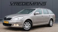 Beige, metallic lak Gebruikt 2012 Skoda Octavia Ambition Stationwagen | € 2.750 (Super prijs)