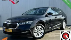 Zwart, metallic lak Gebruikt 2022 Skoda Octavia Business Line Stationwagen | € 23.495 (Goede deal)