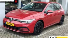 Rood (metallic) Gebruikt 2024 VW Golf VIII Life Hatchback | € 26.945 (Eerlijke prijs)