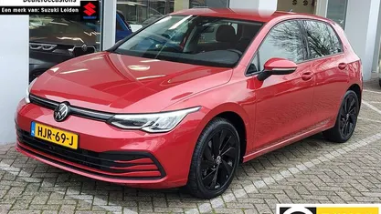 Rood (metallic) Gebruikt 2024 VW Golf VIII Life Hatchback | € 26.845 (Eerlijke prijs)