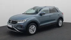 Blauw, metallic lak Gebruikt 2024 VW T-Roc Life SUV | € 27.440 (Eerlijke prijs)