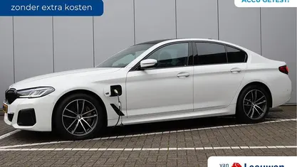 Wit Gebruikt 2022 BMW 545e M Sport Sedan | € 42.795 (Super prijs)
