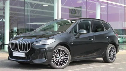 Saphirschwarz (donker zwart metallic) Gebruikt 2024 BMW 225 Active Tourer Comfort Edition MPV | € 40.950 (Eerlijke prijs)