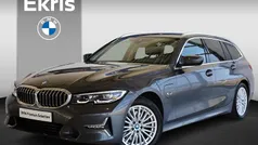 Grijs, metallic lak Gebruikt 2022 BMW 320e Luxury Line Stationwagen | € 33.750 (Eerlijke prijs)