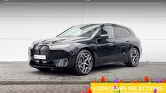 Saphirschwarz metallic (zwart metallic) Gebruikt 2023 BMW iX Comfort Edition SUV | € 57.900 (Eerlijke prijs)