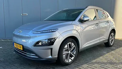 Grijs Gebruikt 2023 Hyundai Kona Pure SUV | € 24.895 (Eerlijke prijs)