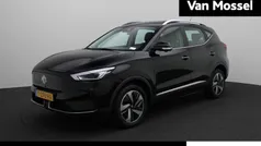 Zwart, metallic lak Gebruikt 2023 MG ZS Luxury Sedan | € 21.444 (Eerlijke prijs)