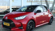 Rood Gebruikt 2023 Toyota Yaris Hybrid Executive Hatchback | € 25.395 (Eerlijke prijs)