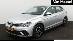 Grijs Gebruikt 2023 VW Polo Life Hatchback | € 21.900 (Eerlijke prijs)