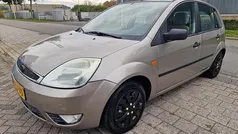 Grijs (metallic) Gebruikt 2003 Ford Fiesta Ghia Hatchback | € 998 (Goede deal)