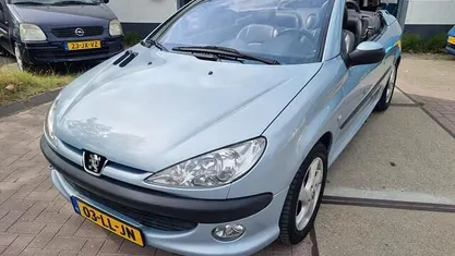 Grijs Occasion 2003 Peugeot 206 CC Premium Cabriolet | € 2.450 (Eerlijke prijs)