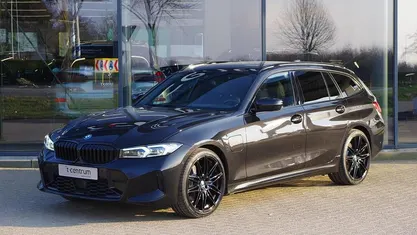 Zwart (metallic) Gebruikt 2023 BMW 330e Executive Stationwagen | € 41.700 (Eerlijke prijs)