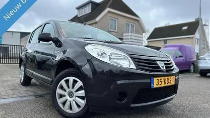Zwart Gebruikt 2009 Dacia Sandero Ambiance Hatchback | € 2.650 (Eerlijke prijs)