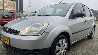 Grijs (metallic) Gebruikt 2004 Ford Fiesta Hatchback | € 1.499 (Eerlijke prijs)