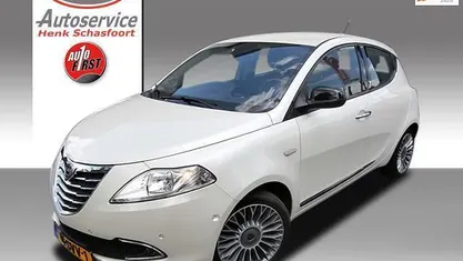 Wit (metallic) Gebruikt 2011 Lancia Ypsilon Platinum Hatchback | € 4.950 (Eerlijke prijs)