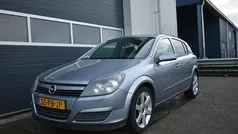Grijs Gebruikt 2004 Opel Astra Enjoy Hatchback | € 1.599 (Eerlijke prijs)