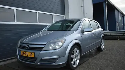 Grijs Gebruikt 2004 Opel Astra Enjoy Hatchback | € 1.599 (Eerlijke prijs)