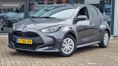 Grijs, metallic lak Gebruikt 2021 Toyota Yaris Hybrid Active Hatchback | € 17.900 (Eerlijke prijs)
