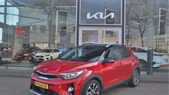 Rood, metallic lak Gebruikt 2020 Kia Stonic SUV | € 16.945 (Eerlijke prijs)