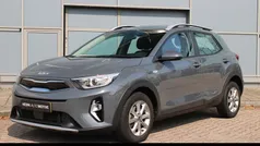 , metallic lak Gebruikt 2022 Kia Stonic SUV | € 18.445 (Eerlijke prijs)