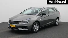 Grijs, metallic lak Gebruikt 2021 Opel Astra Business Edition Stationwagen | € 12.900 (Goede deal)