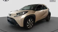Goud, metallic lak Gebruikt 2024 Toyota Aygo Limited Hatchback | € 22.945 (Eerlijke prijs)