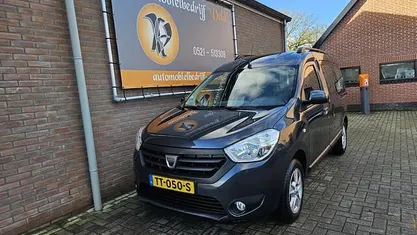 Grijs (metallic) Occasion 2018 Dacia Dokker Lauréate MPV | € 5.742 (Goede deal)