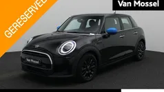 Zwart, metallic lak Gebruikt 2022 Mini ONE Hatchback | € 19.900 (Eerlijke prijs)