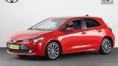 Emotional red metallic (rood metallic) Gebruikt 2020 Toyota Corolla Style Hatchback | € 19.945 (Eerlijke prijs)